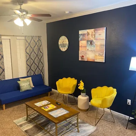 Beachside Oasis: Cozy Queens & Leisure Amenities Apartment